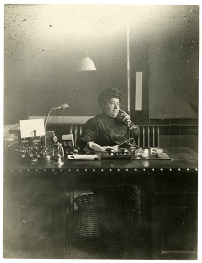 Sra. Chas Netcher de Chicago, propietaria de una de las tiendas más grandes The Boston Store, ahora casada de nuevo, cambio de nombre a Mollie Alpiner Netcher Newbury, c.1905-18 de Jessie Tarbox Beals