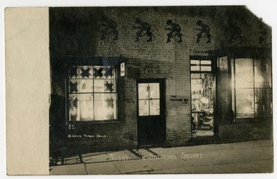 Noche en Sheridan Square, Greenwich Village, Nueva York, EE.UU., c.1918-19 de Jessie Tarbox Beals