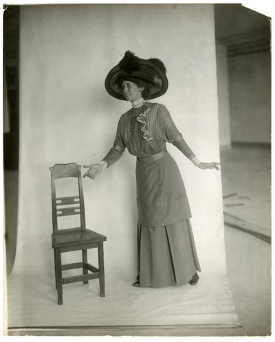"Por favor, siéntese" Postura correcta de piernas, cuerpo, brazos y manos de Jessie Tarbox Beals