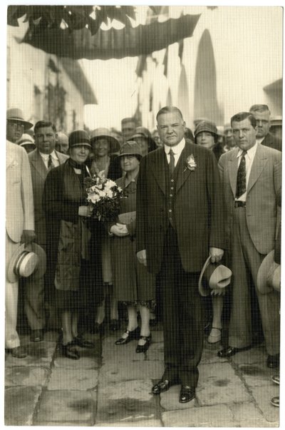Presidenta Hoover - Sra. Hoover sosteniendo un ramo, c.1928-32 de Jessie Tarbox Beals