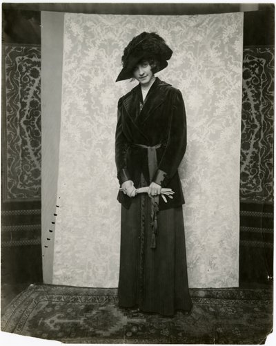 Traje de terciopelo rojo con falda plisada, Arnold & Constable, c.1905-18 de Jessie Tarbox Beals
