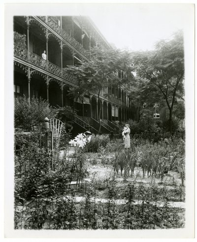 Jardines de la Casa Rhinelander, W 11th St, Greenwich Village, Nueva York, EE.UU., c.1905-38 de Jessie Tarbox Beals