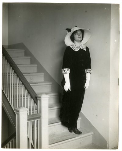 Forma correcta de bajar las escaleras, c.1905-18 de Jessie Tarbox Beals