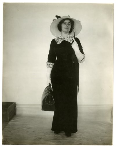 Forma correcta de llevar una bolsa y un paraguas, c.1905-18 de Jessie Tarbox Beals