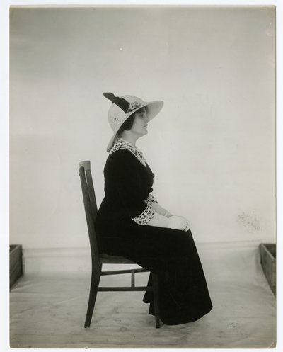 Forma correcta de sentarse en una silla, c.1905-18 de Jessie Tarbox Beals