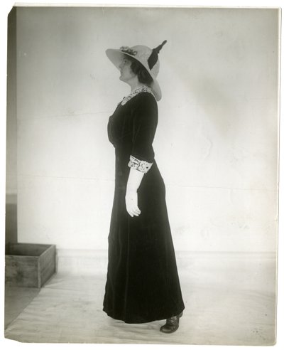 Forma correcta de pararse al caminar, c.1905-18 de Jessie Tarbox Beals