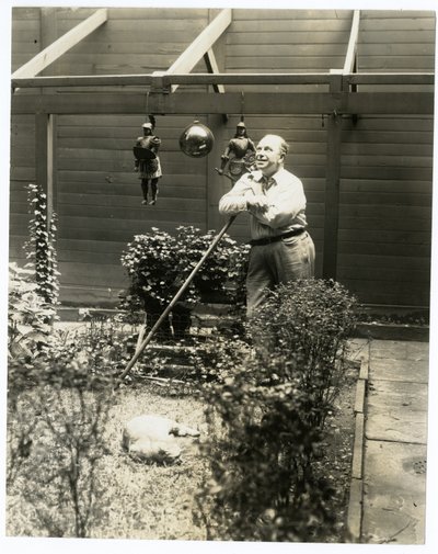 Tony Sarg en su jardín de Jessie Tarbox Beals