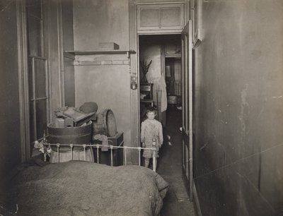 Sin título (Niño en dormitorio), c. 1910 de Jessie Tarbox Beals