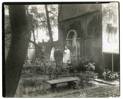 Boda en la Iglesia de San Juan, West 11 St, c.1938-39 de Jessie Tarbox Beals