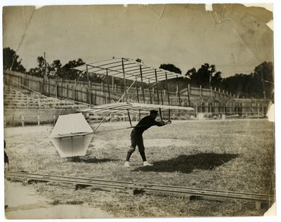 William Avery en la "Máquina Planeadora" de Jessie Tarbox Beals