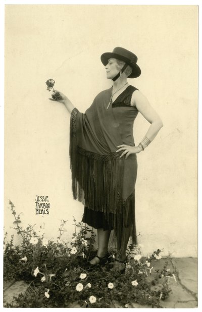 Mujer sosteniendo una flor, c.1905-40 de Jessie Tarbox Beals