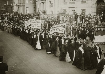 Mujeres con toga académica marchando en un desfile por el sufragio en Nueva York, 1910 de Jessie Tarbox Beals