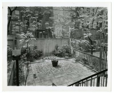 Patio trasero con casa de pájaros, Nueva York, EE.UU., c.1905-40 de Jessie Tarbox Beals