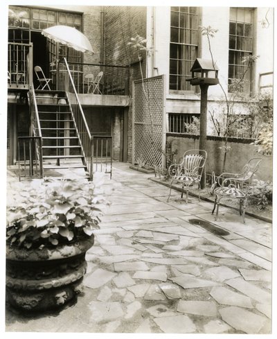 Patio trasero con casa de pájaros, Nueva York, EE.UU., c.1905-40 de Jessie Tarbox Beals