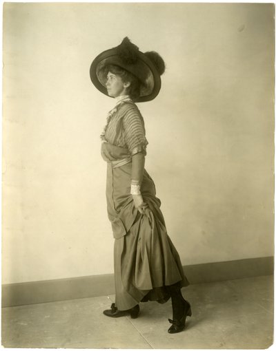 Modelo con sombrero emplumado, c.1905-18 de Jessie Tarbox Beals