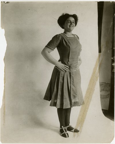 Modelo con brazos en jarra de Jessie Tarbox Beals