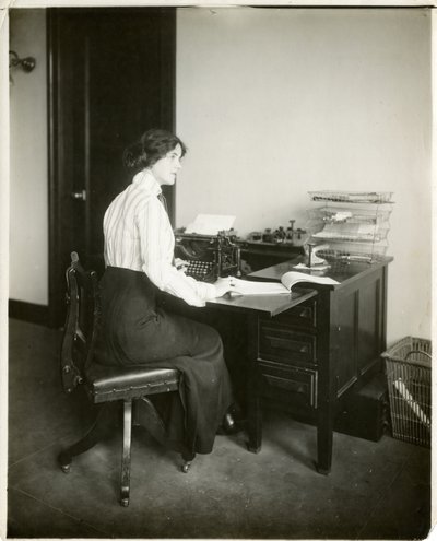 Modelo con máquina de escribir, c.1905-18 de Jessie Tarbox Beals