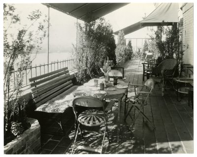 Patio con vista al río, c.1936-37 de Jessie Tarbox Beals