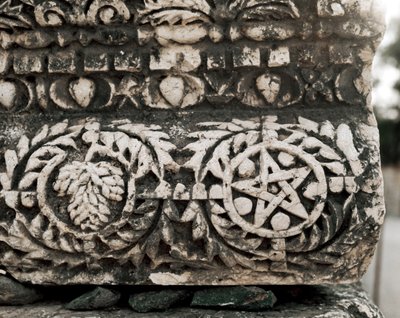 (detalle) de capitel mostrando la estrella de David, siglo II-III de Jewish School