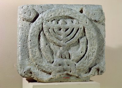 Relieve que representa una menorá, de Umm Qeis (Antigua Gadara) Jordania de Jewish School