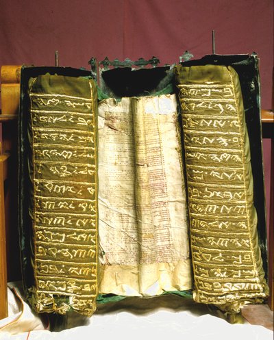 El rollo del Pentateuco Samaritano en su alojamiento de plata especialmente decorado de Jewish School