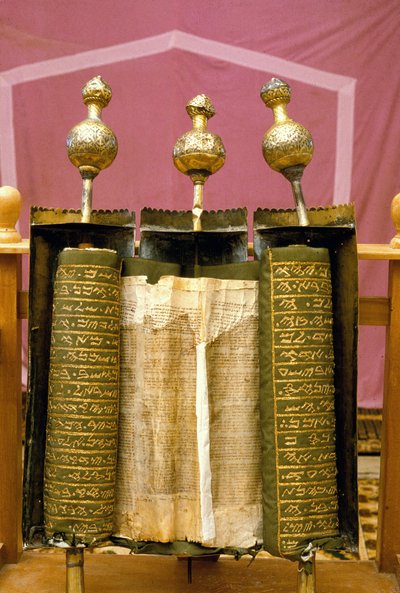 El rollo del Pentateuco Samaritano en su alojamiento de plata especialmente decorado de Jewish School