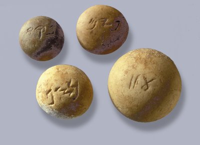 Pesas, inscritas con su peso en siclos, de Jerusalén de Jewish School