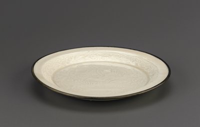 Plato de loza Ding con decoración moldeada de patos mandarines, provincia de Hebei, siglo XII-XIII de Jin Dynasty Chinese School