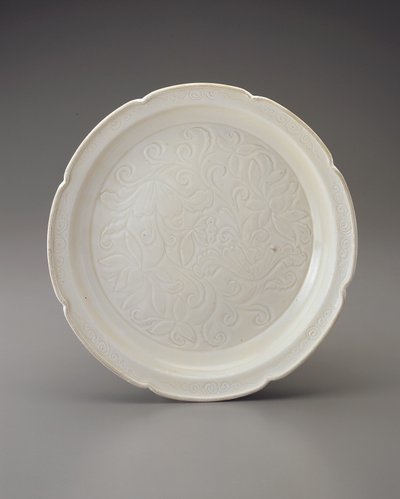 Plato con borde foliado y decoración tallada, provincia de Hebei de Jin Dynasty Chinese School