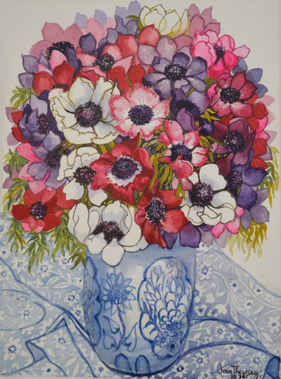 Anémonas en una maceta azul y blanca, con textil azul y blanco, 2000 de Joan Thewsey