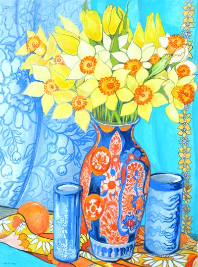 Narcisos y tulipanes en un jarrón Imani; naranjas y textiles de Joan Thewsey