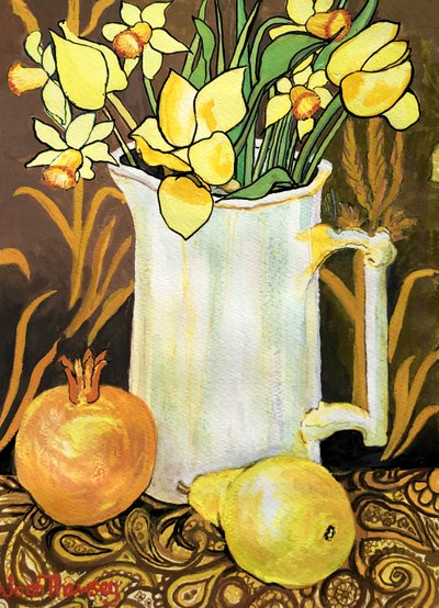 Tulipanes y narcisos en una jarra blanca, con textiles, granada y pera de Joan Thewsey