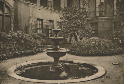 Antiguo Árbol de Morera y Fuente en el Jardín de Drapers Hall, c1935 de Joel