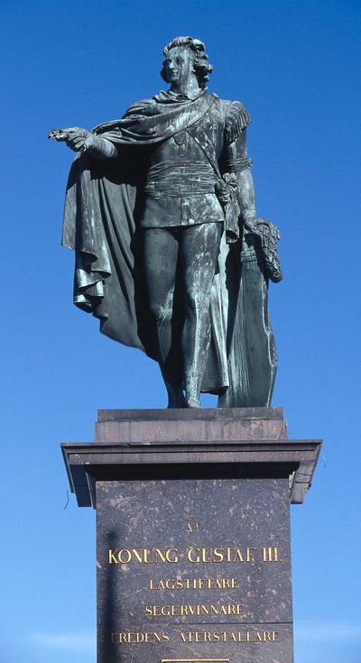 Estatua del Rey Gustavo III esculpida en 1799 en memoria del rey asesinado en 1792, Gamla Stan (La Ciudad Vieja), Estocolmo, Suecia (foto) de Johan Tobias Sergel