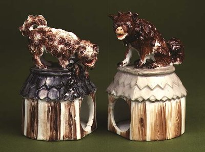 Figuras compañeras de Meisson: sabueso sentado en una perrera y un terrier de Johann Joachim Kaendler