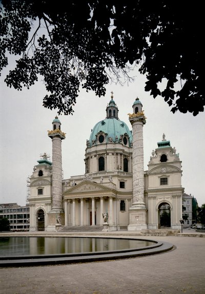 Vista de la Karlskirche o iglesia de San Carlos Borromeo iniciada por el arquitecto Johann Bernhard Fischer von Erlach y terminada por su hijo Joseph Emanuel. Viena, Austria de Johann and Joseph  Fischer von Erlach