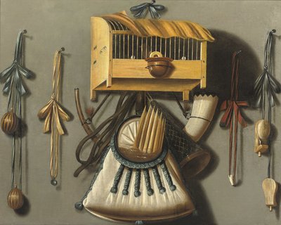 Bodegón en trampantojo con un pájaro en una jaula, un cuerno de caza, un silbato para pájaros y otros utensilios de caza colgados de una pared. de Johannes Leemans