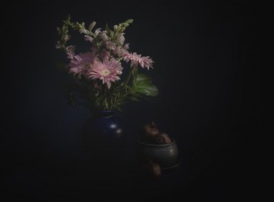 Naturaleza muerta floral oscura de John-Mei Zhong