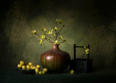 Elegante naturaleza muerta en verde de John-Mei Zhong