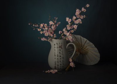 Naturaleza muerta con flores rosas orientales de John-Mei Zhong