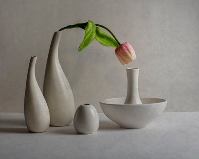 Jarrones con tulipanes de color rosa pálido de John-Mei Zhong