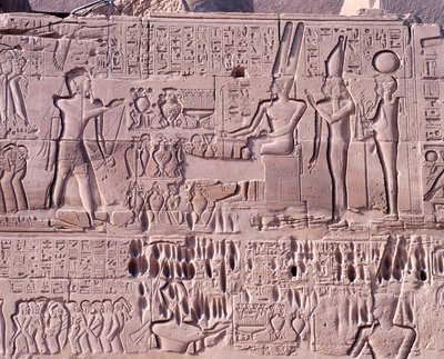 Egipto, Tebas Antigua, Luxor, Complejo del Templo de Karnak, Recinto de Amón-Ra, Gran Sala Hipóstila, pared norte, relieve con escenas de guerra de Seti I en Siria y Palestina, detalle con ofrendas a los dioses de Walter Charles Mills