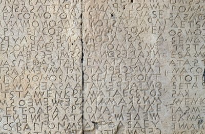 Código de leyes de Gortina, inscripciones dóricas en losas de piedra, Gortina, Creta, Grecia, civilización griega, siglo V a.C. (detalle) de Walter Charles Mills