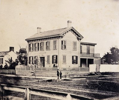 Abraham Lincoln posando frente a su casa en Springfield, Massachusetts, c.1860s-1870s (impresión de albúmina) de John Adams Whipple