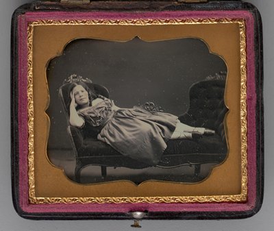 Retrato sin título de una niña reclinada en una chaise longue, 1855 de John Adams Whipple
