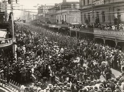 El 12º Batallón, AIF, marchando por la ciudad antes de embarcarse para el servicio en el extranjero, Hobart, Tasmania, 14 de octubre de 1914 de John Beattie
