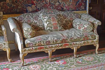 Una cama de soda con respaldo curvo de Jorge III dorada de John Bladwell