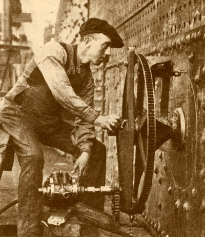 Un remachador neumático cortando ojos de buey en el costado de un transatlántico de John Brown and Company