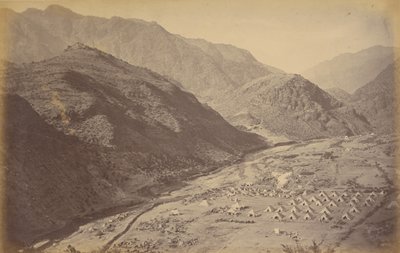 Ali Musjid y Campamento de Sultan Tarra, mostrando Sunga donde el Mayor Birch y el Teniente Fitzgerald, 27º de Infantería del Punjab, fueron asesinados. de John Burke
