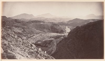 Vista general desde Ali Musjid, mirando hacia atrás hacia Peshawar, circa 1878 de John Burke
